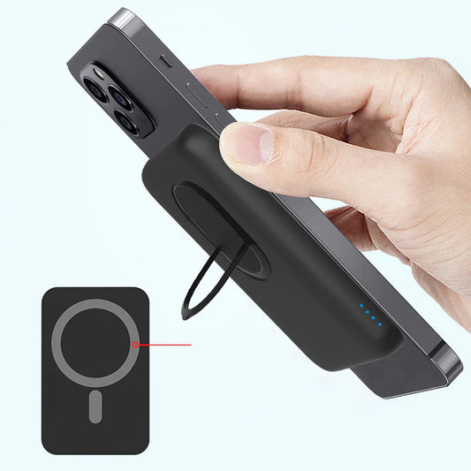 A hand holds a smartphone with the Ultra Slim Power Bank Charger 5000mAh attached and its built-in finger holder in use. Below, an illustration highlights the power bank’s magnetic alignment area.